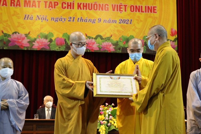 Trao Tuyên dương công đức đến Tăng sinh đạt tích học tập Trao Tuyên dương công đức đến Tăng sinh đạt tích học tập