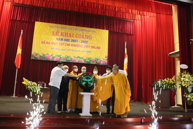 Ban Lãnh đạo cùng Ban Truyền thông Học viện bấm nút ra mắt Tạp chí Khuông Việt online Ban Lãnh đạo cùng Ban Truyền thông Học viện bấm nút ra mắt Tạp chí Khuông Việt online