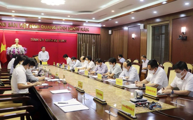 Thường trực Tỉnh ủy Quảng Ninh chiều ngày 21-9 để triển khai các biện pháp cấp bách phòng, chống dịch bệnh Covid-19, từng bước khôi phục ngành du lịch, dịch vụ