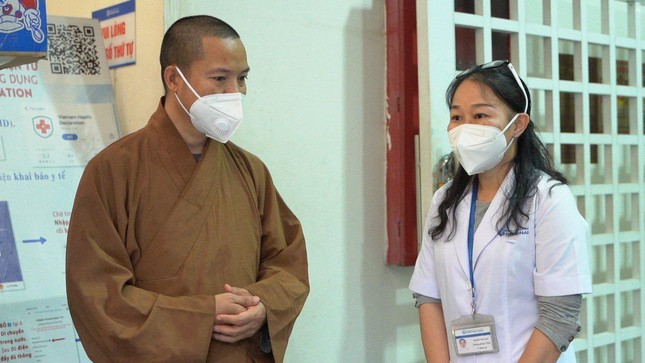 Thăm hỏi, động viên y bác sĩ tuyến đầu điều trị bệnh nhân Covid-19