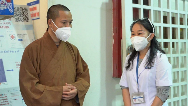 Thăm hỏi, động viên y bác sĩ tuyến đầu điều trị bệnh nhân Covid-19 Thăm hỏi, động viên y bác sĩ tuyến đầu điều trị bệnh nhân Covid-19