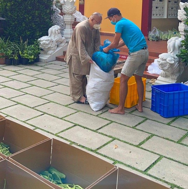 Thượng tọa Thích Đồng Văn chuyển đến Ban Trị sự GHPGVN quận 8 để cúng dường các chùa