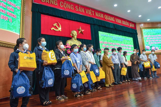 Trao quà đến tình nguyện viên tôn giáo Trao quà đến tình nguyện viên tôn giáo