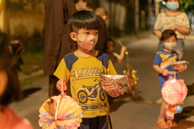 Niềm vui của bé trong mùa trăng tháng Tám