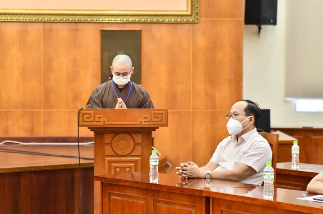 Đại đức Thích Nguyên Khang đại diện tình nguyện viên phát biểu Đại đức Thích Nguyên Khang đại diện tình nguyện viên phát biểu