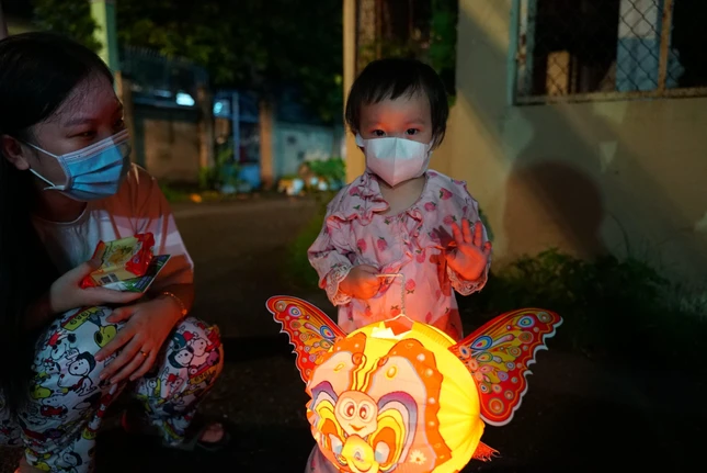 Em vui với lồng đèn lung linh Em vui với lồng đèn lung linh