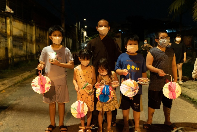 Những em nhỏ trong khu phố phòng chống dịch