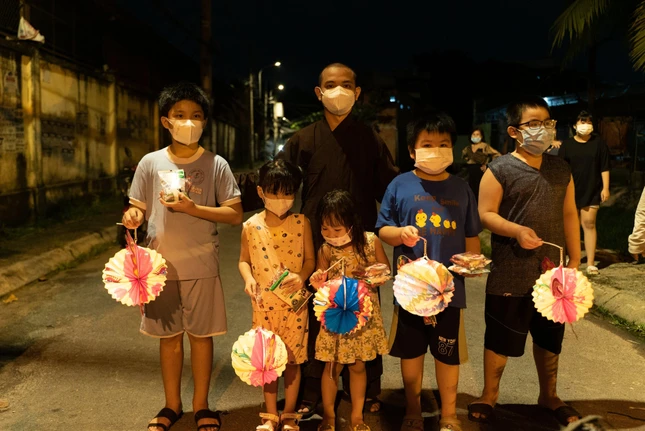 Những em nhỏ trong khu phố phòng chống dịch Những em nhỏ trong khu phố phòng chống dịch