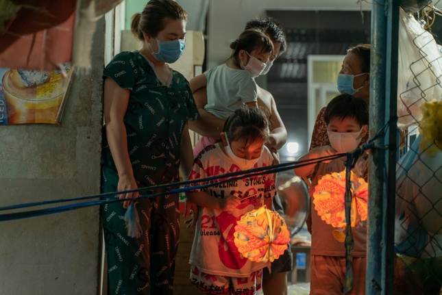 Các em nhỏ vui trung thu trong hẻm bị cách ly