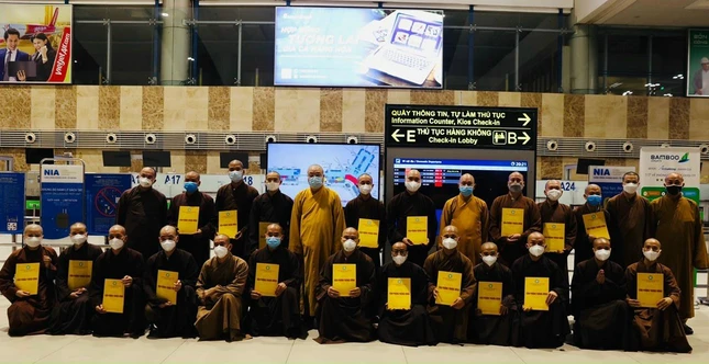 Tình nguyện viên nhận quyết định đến phụ vụ tại bệnh viện điều trị Covid-19 tại tỉnh Long An Tình nguyện viên nhận quyết định đến phụ vụ tại bệnh viện điều trị Covid-19 tại tỉnh Long An