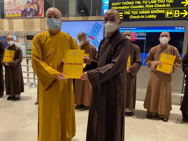 Các tình nguyện viện nhận quyết định đến tỉnh Long An làm nhiệm vụ chống dịch Các tình nguyện viện nhận quyết định đến tỉnh Long An làm nhiệm vụ chống dịch