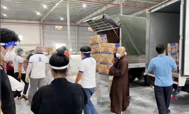 Hòa thượng Thích Huệ Thông chuyển quà cùng thành viên đoàn