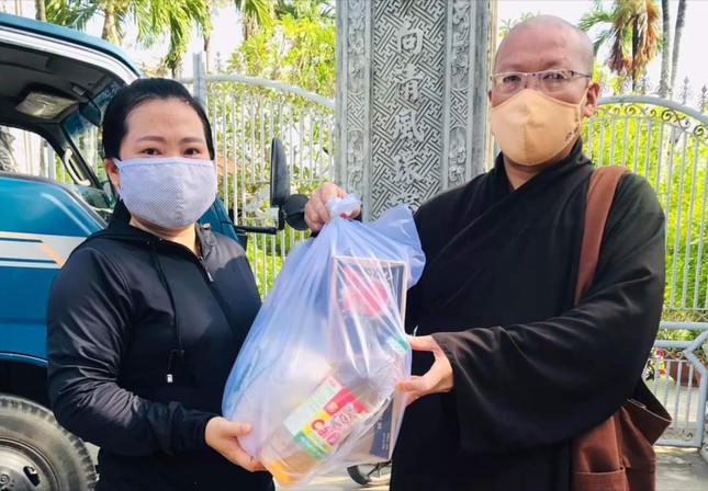 Thượng tọa Thích Tâm Như trao quà cho bà con khó khăn xã Diên Phú