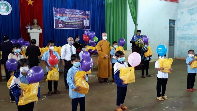 Đại diện các đơn vị trao quà, học bổng cho học sinh Đại diện các đơn vị trao quà, học bổng cho học sinh