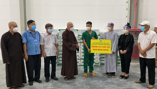 Phân ban Ni giới Trung ương, Quan Âm tu viện phối hợp Ban Trị sự Phật giáo tỉnh Bình Dương trao quà hỗ trợ y bác sĩ tuyến đầu và bệnh nhân Covid-19