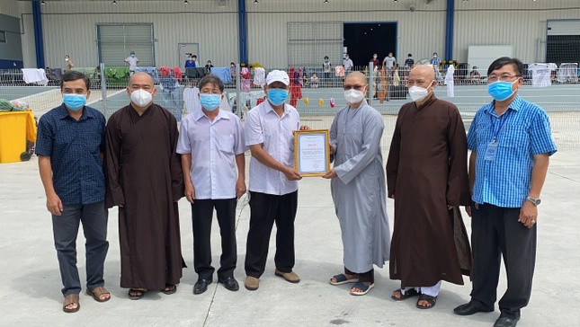 Đại diện Mặt trận tỉnh trao tặng Thư Cảm ơn đến Phân ban Ni giới Trung ương, Quan Âm tu viện