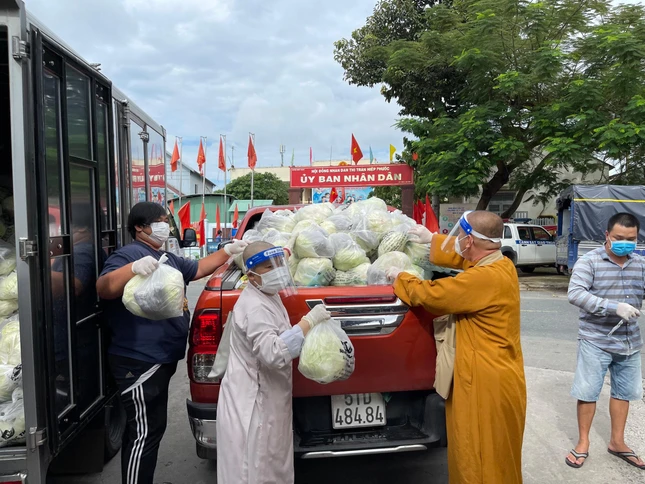 Chuyển quà đến bà con Chuyển quà đến bà con