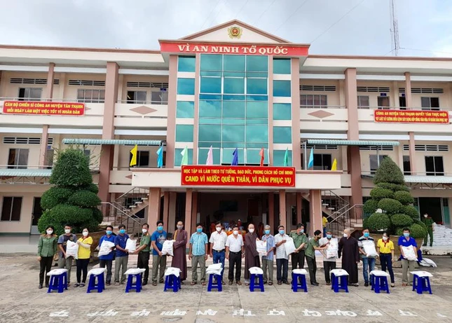 Các túi gạo sẽ được trao đến cho các hộ dân đang gặp khó khăn do ảnh hưởng dịch Covid-19 Các túi gạo sẽ được trao đến cho các hộ dân đang gặp khó khăn do ảnh hưởng dịch Covid-19