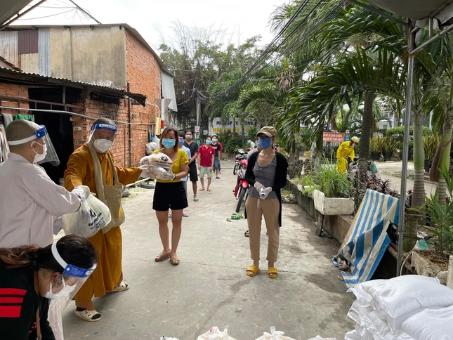 Trao quà tại những địa bàn có công nhân ở trọ Trao quà tại những địa bàn có công nhân ở trọ