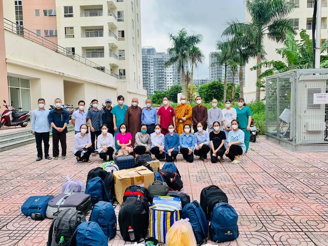 Chụp ảnh lưu niệm tại Bệnh viện Dã chiến số 12 - Ảnh: Nhuận Bình