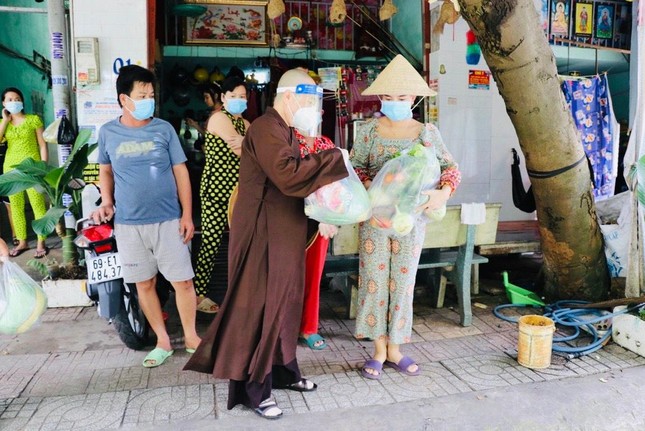 Ni sư Thích nữ Như Dung trao tổng cộng 1.500 phần quà an sinh xã hội