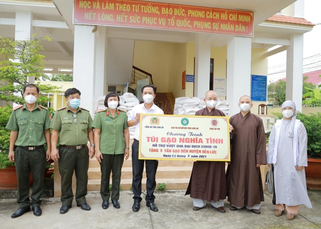 Đoàn trao 5 tấn gạo tại huyện Bến Lức