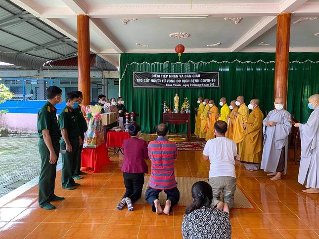 Chư tôn đức thực hiện nghi thức cầu siêu cho chơn linh siêu thoát về cõi lành