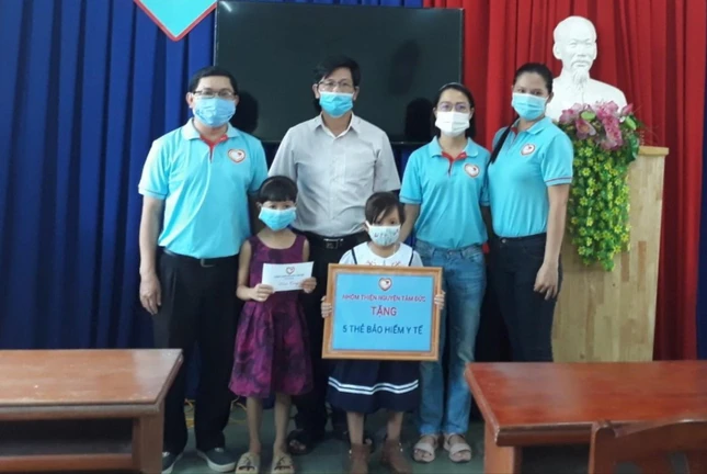 Trao thẻ bảo hiểm y tế cho học sinh khó khăn trường Tiểu học Diên An 1