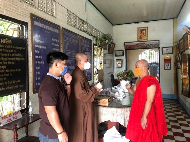 Thăm hỏi, cúng dường các tự viện