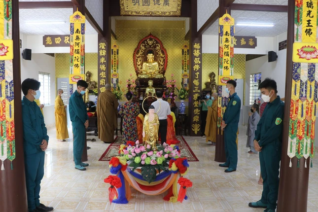 Chư tôn đức Ban Trị sự huyện cùng lãnh đạo Huyện ủy huyện Giồng Trôm cầu nguyện