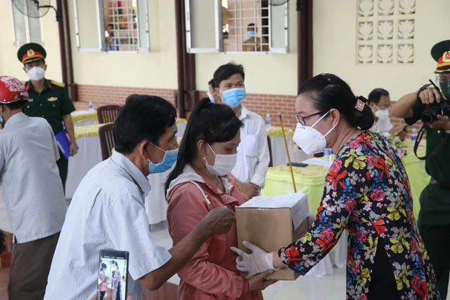 Gia đình đón nhận linh cốt người thân