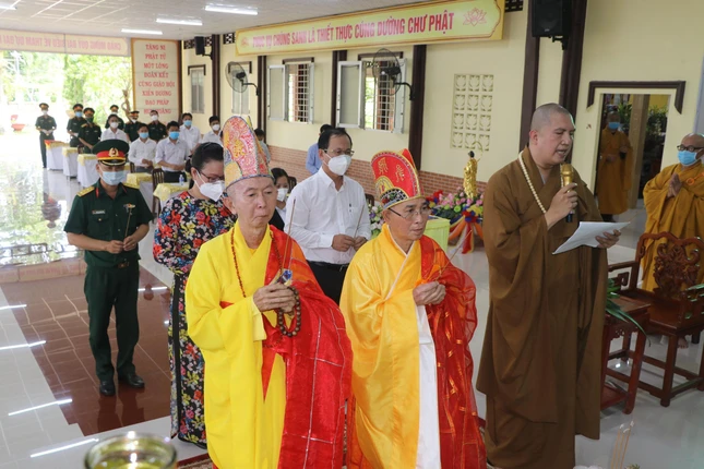 Chư tôn đức niêm hương cầu nguyện chơn linh siêu thoát về cõi lành