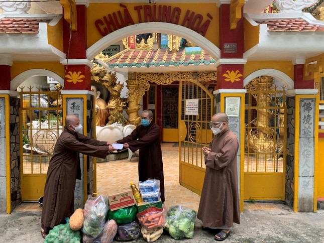 Thượng tọa Thích Thường Hạnh cúng dường tịnh tài, vật phẩm đến chùa Trung Hòa