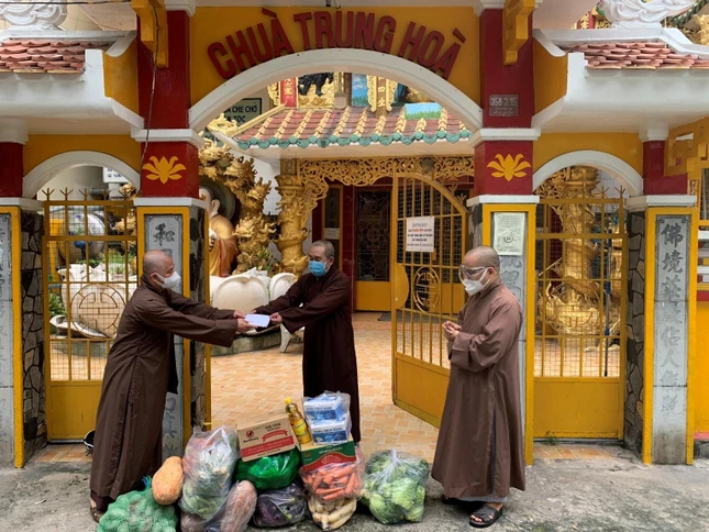 Thượng tọa Thích Thường Hạnh cúng dường tịnh tài, vật phẩm đến chùa Trung Hòa Thượng tọa Thích Thường Hạnh cúng dường tịnh tài, vật phẩm đến chùa Trung Hòa