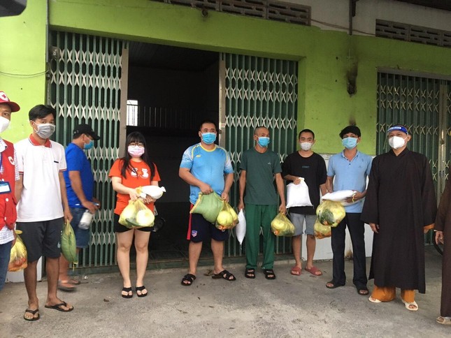 Trao quà từng ngõ, gõ từng nhà