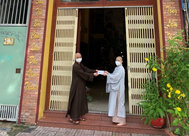 Thượng tọa Thích Thường Hạnh cúng dường đến chư Ni chùa Tòng Lâm