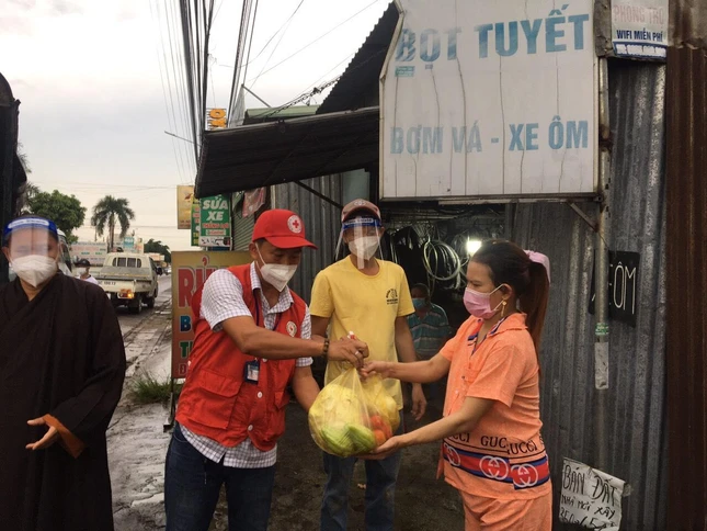 Ban Trị sự kết hợp với Hội Chữ thập đỏ trao quà đến gia đình khó khăn