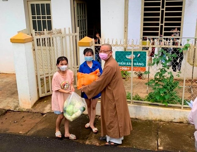 Thượng tọa Thích Quảng Tuấn trao quà đến hơn 100 gia đình trong khu phong tỏa