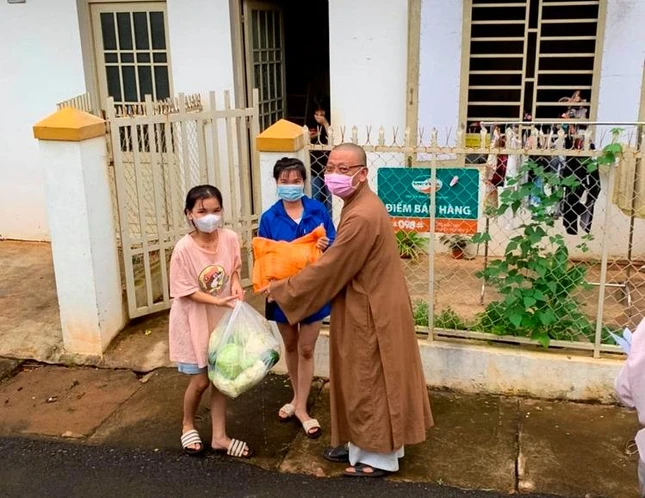 Thượng tọa Thích Quảng Tuấn trao quà đến hơn 100 gia đình trong khu phong tỏa