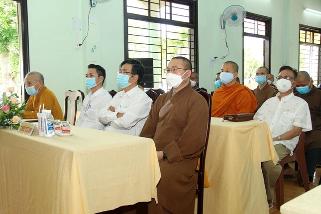 Đại diện các cơ quan, chư tôn đức tham dự