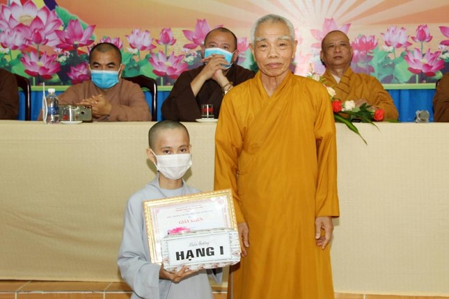 Ni sinh Thích nữ Hiền Tâm nhận phần thưởng hạng nhất, Hòa thượng Thích Như Phẩm, Hiệu phó Giám luật Trường Phật học Quảng Nam trao