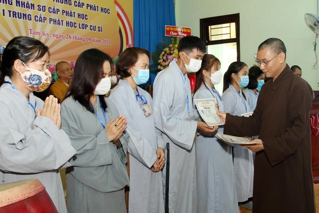 52 học viên cư sĩ hoàn thành chương trình Sơ cấp Phật học được nhà trường cấp giấy chứng nhận