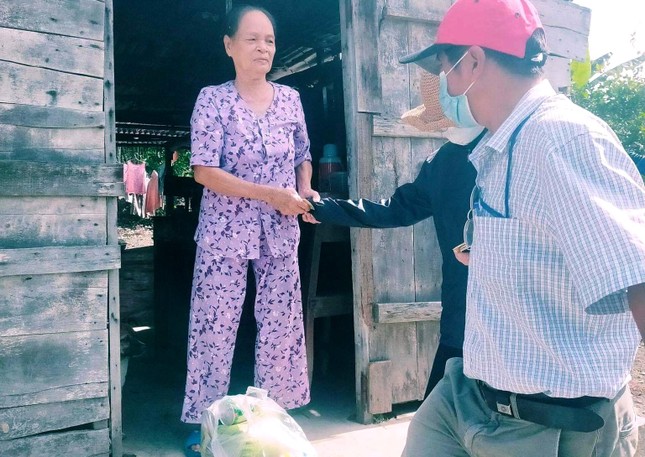 Tặng quà người có hoàn cảnh khó khăn ở xã Diên Xuân, huyện Diên Khánh