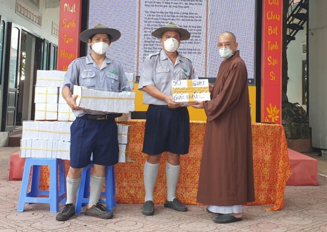 Chùa Kỳ Viên Trung Nghĩa trao quà cho đại diện Gia đình Phật tử Giác Hải (TP.Nha Trang)