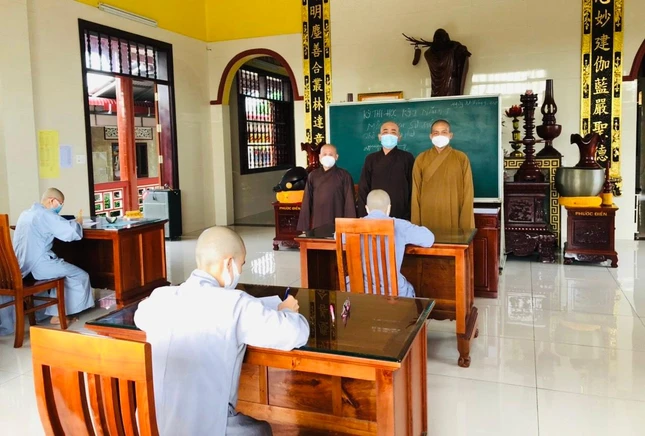 Chư tôn đức Ban Chủ nhiệm động viên Tăng Ni sinh làm bài thi học kỳ II Chư tôn đức Ban Chủ nhiệm động viên Tăng Ni sinh làm bài thi học kỳ II