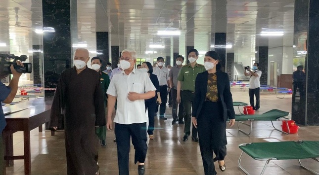 Bí thư Tỉnh ủy thăm quan cơ sở vật chất khu cách ly điều trị bệnh nhân Covid-19 tại chùa Hội Khánh