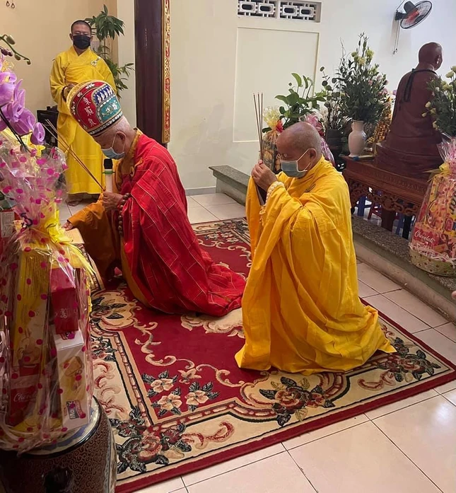 Chư tôn đức niêm hương tưởng niệm trước Giác linh Hòa thượng Chư tôn đức niêm hương tưởng niệm trước Giác linh Hòa thượng