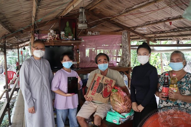 Gia đình vui mừng được tặng quà và máy tính hỗ trợ học trực tuyến cho con em Gia đình vui mừng được tặng quà và máy tính hỗ trợ học trực tuyến cho con em