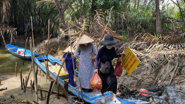 Sư cô Thích nữ Huệ Đức đến từng nhà vùng sâu vùng xa để trao máy tính bảng cho em học sinh Sư cô Thích nữ Huệ Đức đến từng nhà vùng sâu vùng xa để trao máy tính bảng cho em học sinh