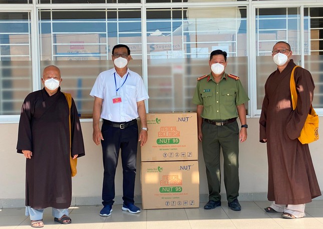 Đoàn đã tặng 2.000 khẩu trang đến Phòng Nội vụ TP.HCM